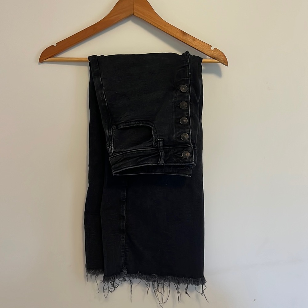 Black American Eagle High-Waisted Wide Leg Jean with frayed hem. Fits 4-8!